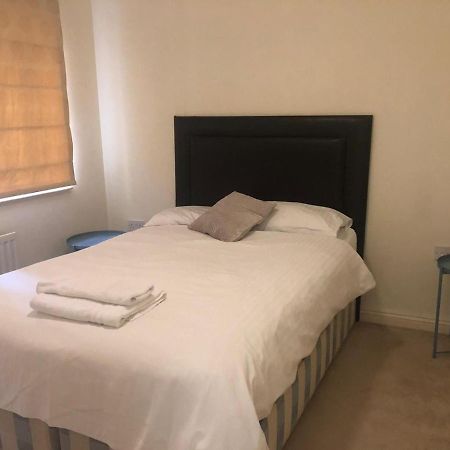 Lovely 2 Bedroom 2 Baths Flat With Free Parking Basingstoke Exteriör bild