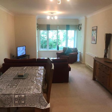 Lovely 2 Bedroom 2 Baths Flat With Free Parking Basingstoke Exteriör bild