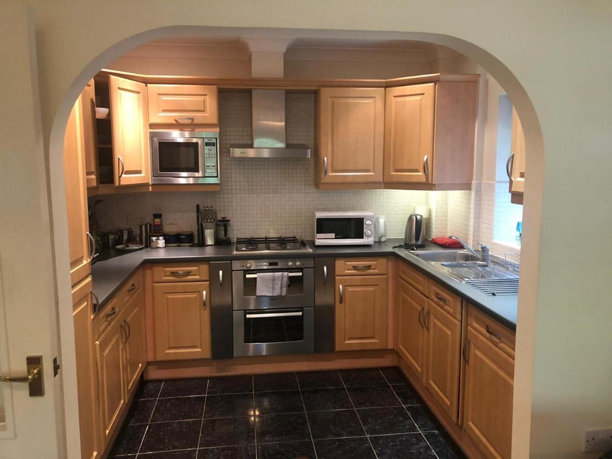 Lovely 2 Bedroom 2 Baths Flat With Free Parking Basingstoke Exteriör bild