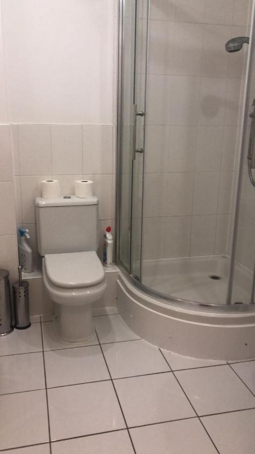 Lovely 2 Bedroom 2 Baths Flat With Free Parking Basingstoke Exteriör bild